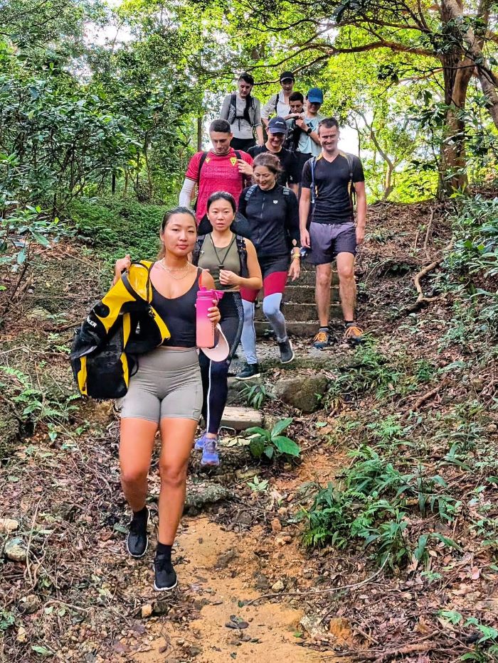 Tổ chức picnic cùng bạn bè trong chuyến trekking ở Tai Mo Shan