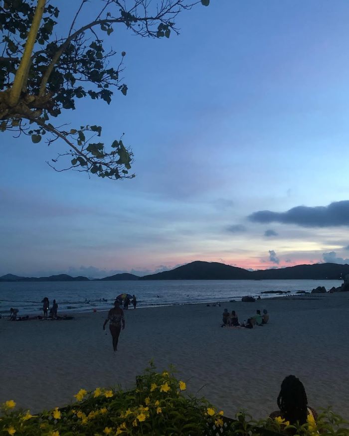 Bãi biển Cheung Sha ở trên đảo Lantau vào chiều muộn