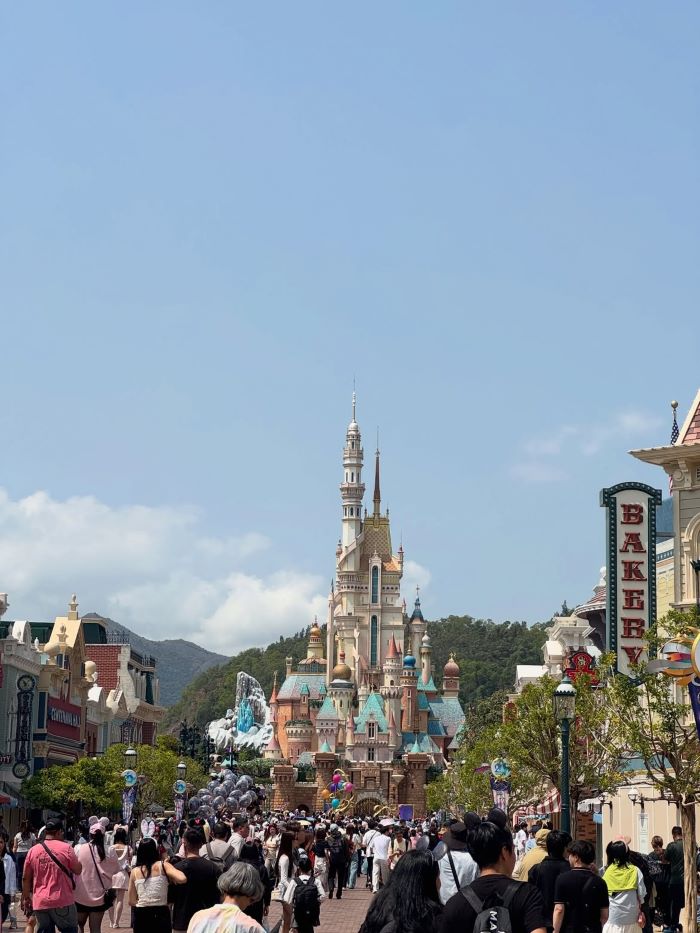 Rất nhiều du khách đến đảo Lantau Hồng Kông và khám phá Disneyland