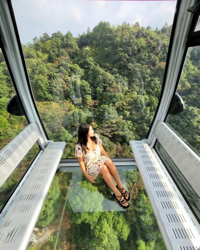 Đến đảo Lantau bạn có thể trải nghiệm đi cáp treo Ngong Ping 360