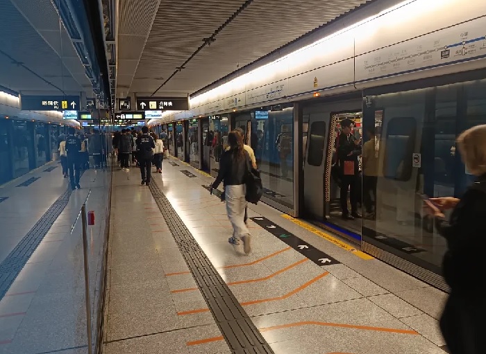 Nhiều người chọn di chuyển bằng MTR nhanh chóng