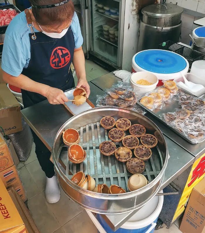 Bánh đậu đỏ hấp được bày bán ở các quán ăn Hồng Kông
