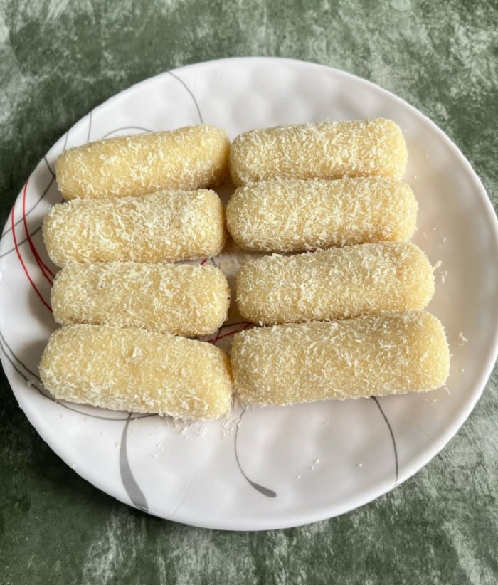 Bánh cuộn dừa với phần nhân mềm, vỏ ngoài thơm ngon