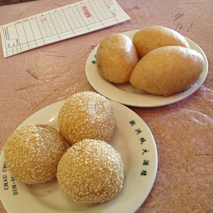 Thưởng thức bánh Hồng Kông không thể bỏ qua bánh cuộn mè