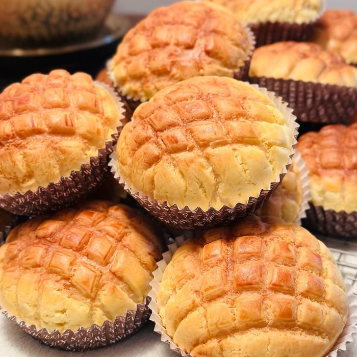Bánh dứa có phần vỏ tạo hình giống quả dứa