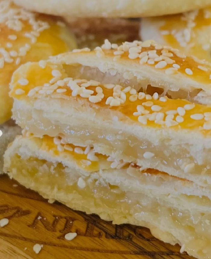 Phân nhân trong bánh ngọt, hơi dai, giống như lớp mochi