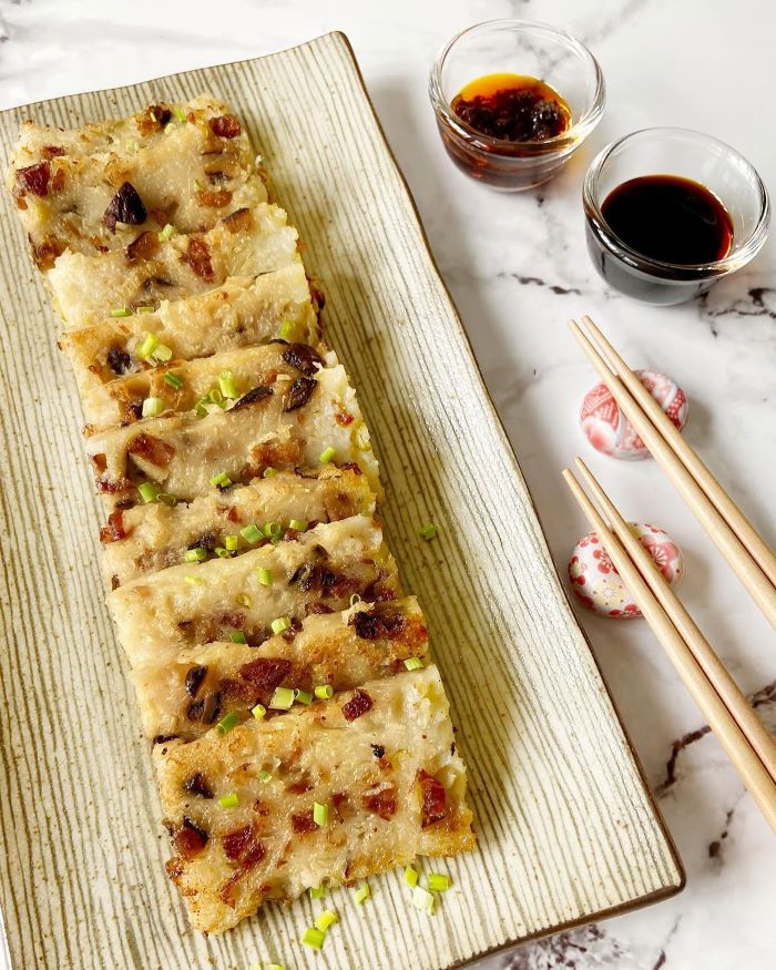 Bánh củ cải với mặt bên ngoài vàng giòn, hấp dẫn