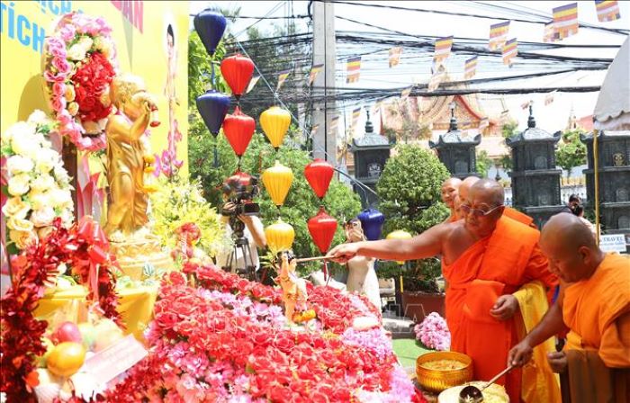 Nghi thức tắm phật khá quan trọng ở lễ Phật Đản Hồng Kông