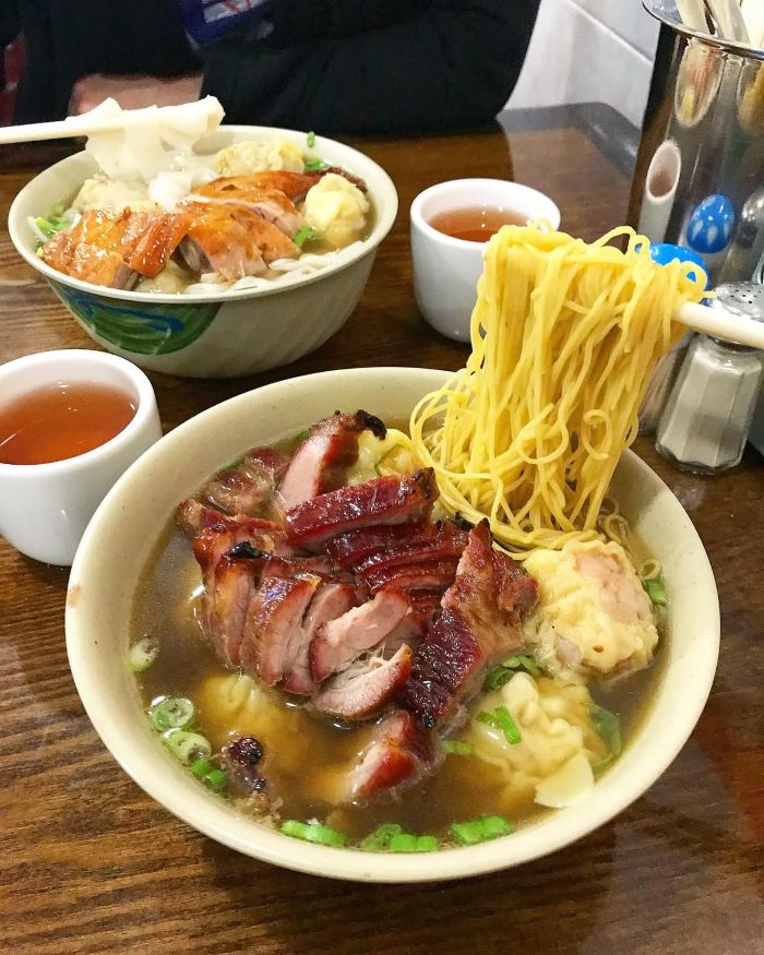 Tô mì hoành thánh với nhiều topping khác nhau