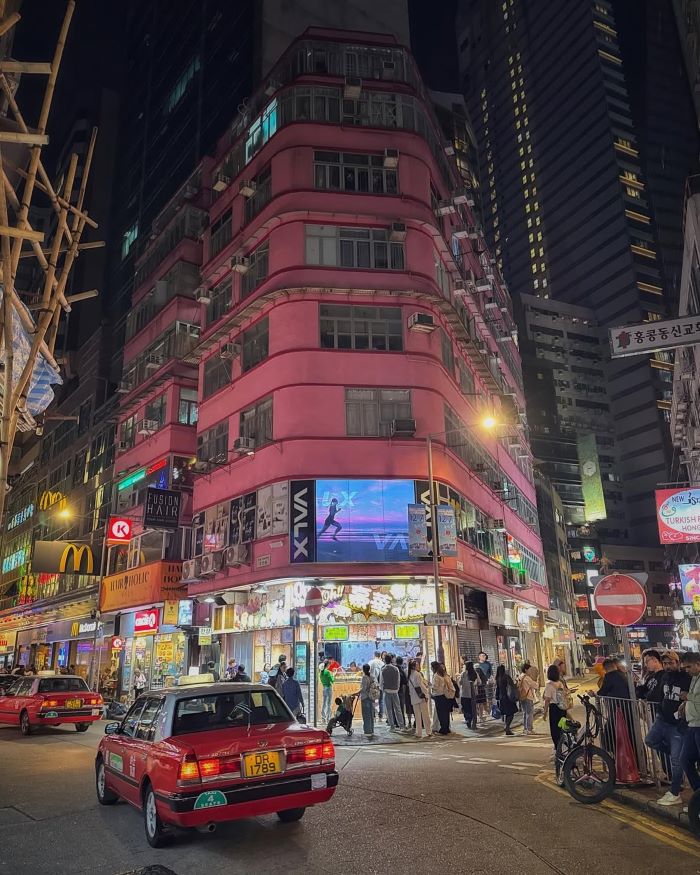 Di chuyển ở Tsim Sha Tsui bằng xe taxi khá thuận tiện