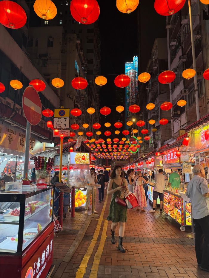 Chợ đêm tấp nập gần chợ Quý bà Mongkok
