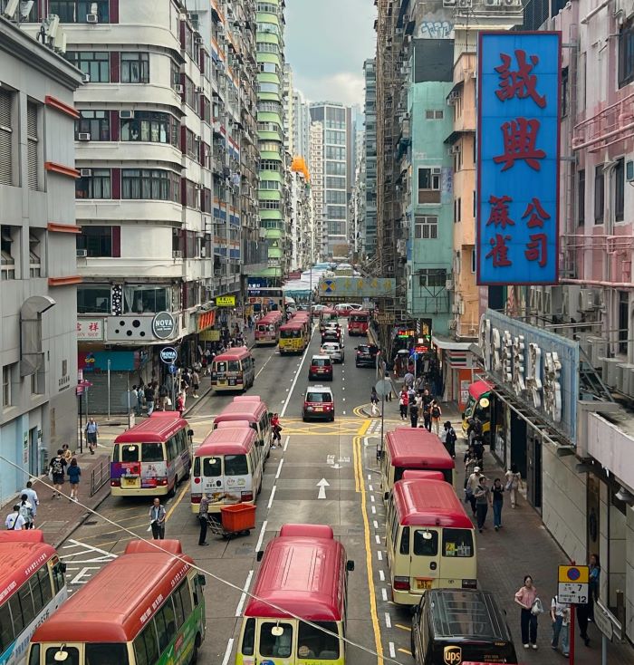 Có nhiều phương tiện công cộng đi qua chợ Quý bà Mongkok