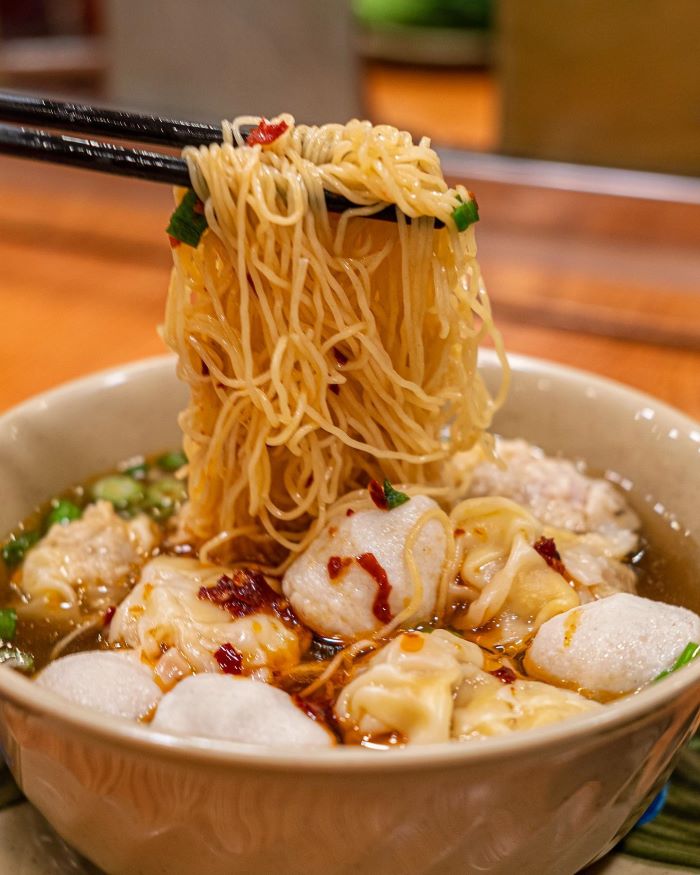 Khám phá chợ Quý bà Mongkok và thưởng thức tô mì hoành thánh nóng hổi