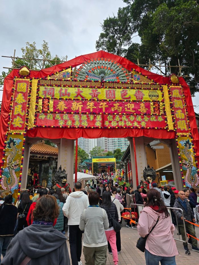 Đền Wong Tai Sin vào mùa xuân đông đúc người đến cầu bình an