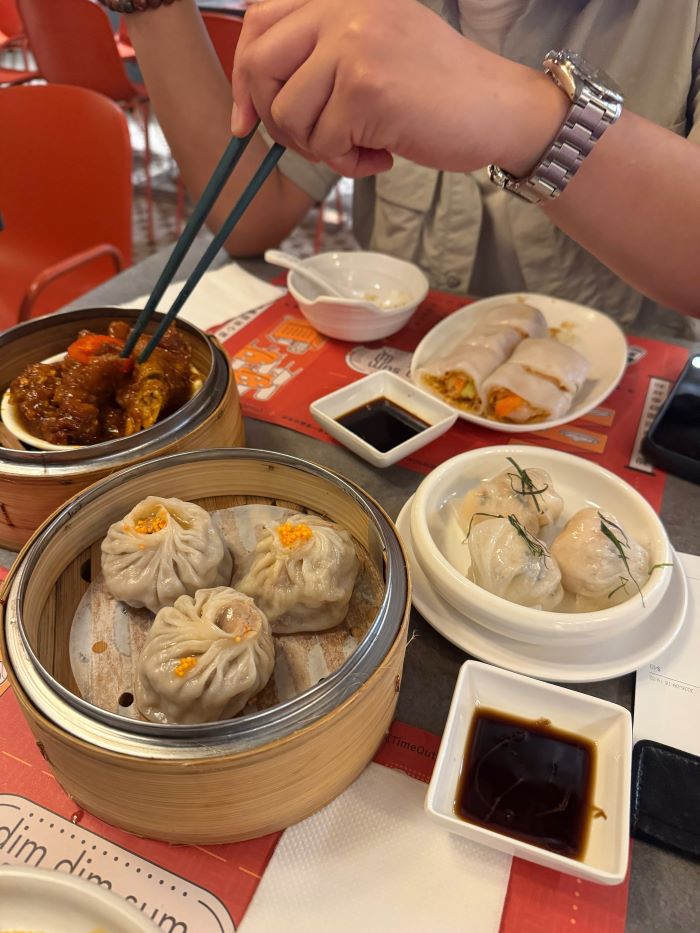 Thưởng thức nhiều món ăn hấp dẫn ở Vịnh Đồng La Hồng Kông