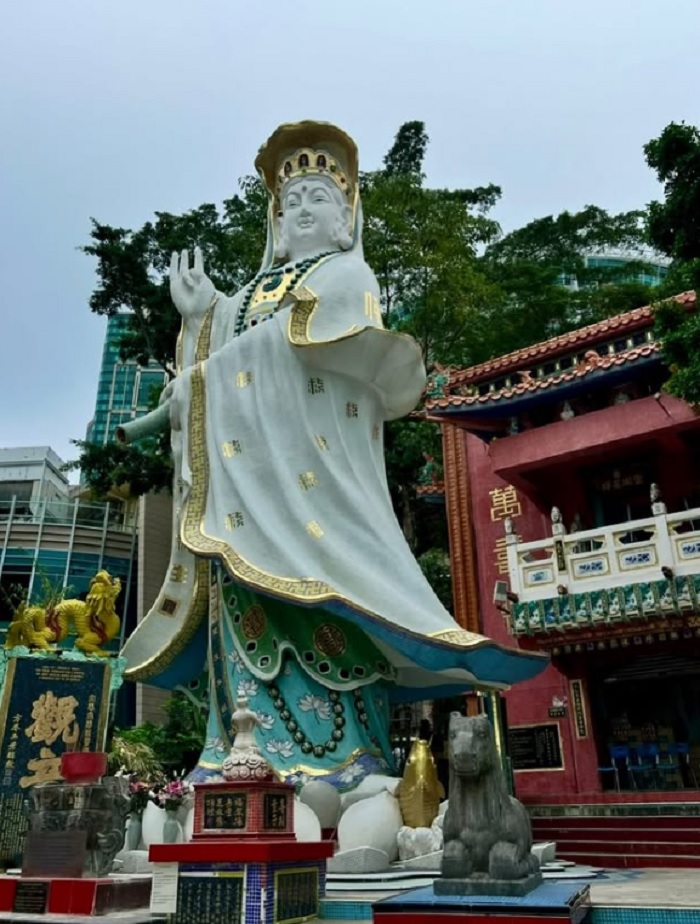 Khung cảnh ở sân đền Thiên Hậu trang nghiệm
