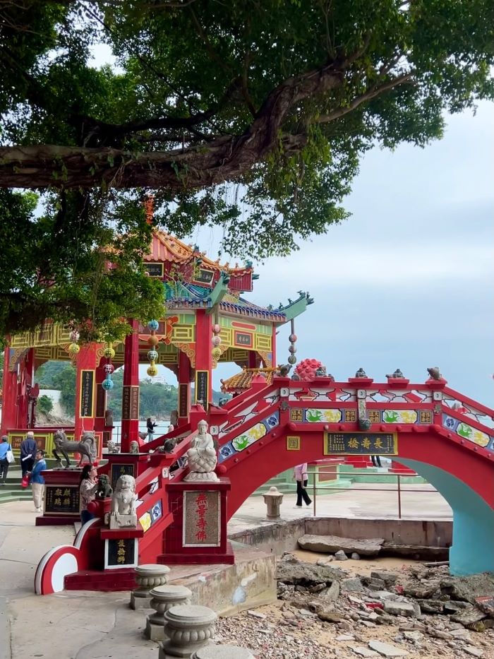 Cây cầu ở Đền Thiên Hậu nổi tiếng thu hút du khách đến tham quan